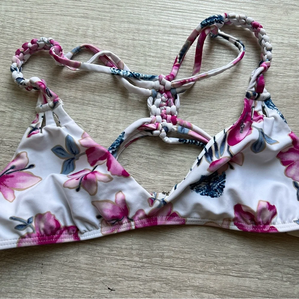 Frankie’s bikini - Picture 2 of 4